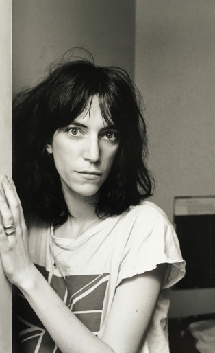 patti smith posing in doorway