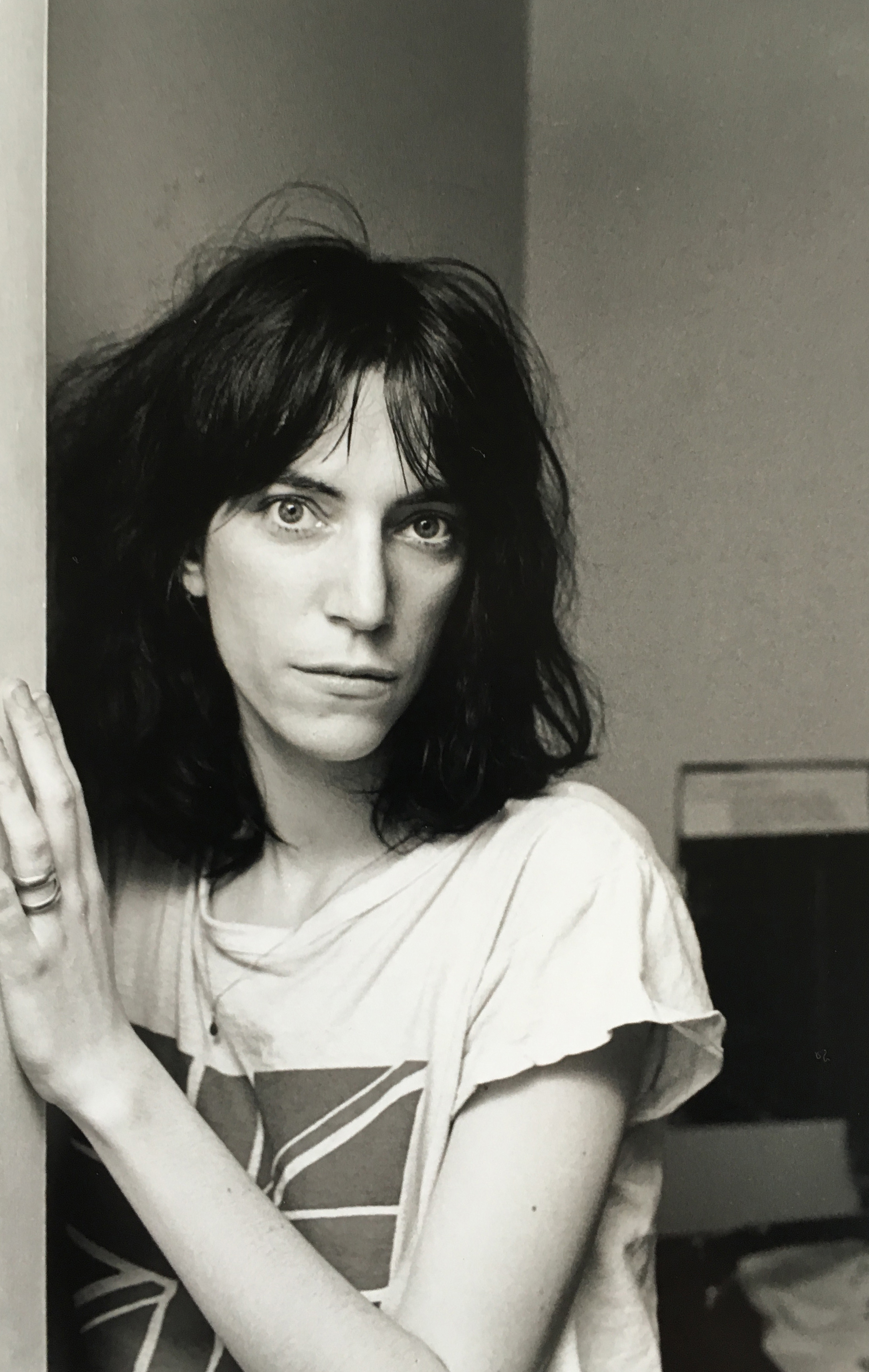 patti smith posing in doorway