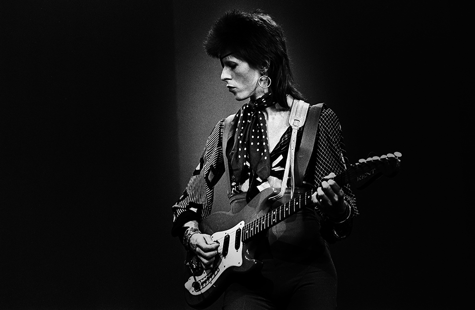 HILVERSUM, NETHERLANDS - FEBRUARY 13: David Bowie, with eye patch, performs ‘Rebel Rebel’ in the Top Pop Studios, Hilversum, Netherlands on February 13 1974. (Photo by Gijsbert Hanekroot/Redferns)
