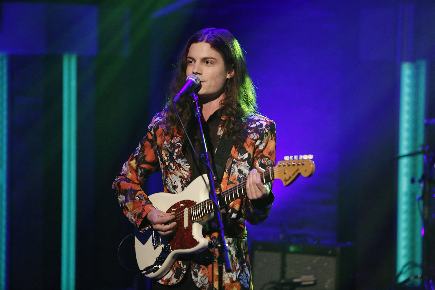 BØRNS singing and playing guitar