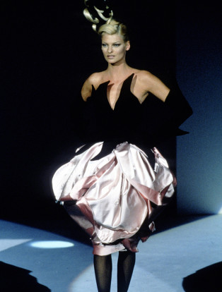 PARIS, FRANCE - CIRCA 1995: Linda Evangelista at the Thierry Mugler Fall 1995 show circa 1995 in Paris, France. (Photo by PL Gould/IMAGES/Getty Images)