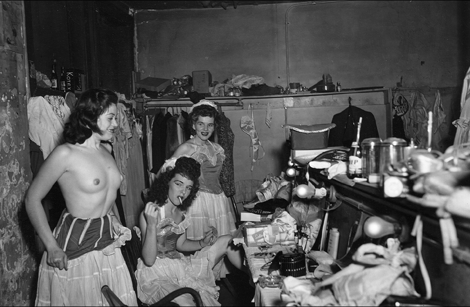 4th October 1950: Showgirls in a dressing room at a New Orleans Burly-Que. (Photo by Weegee(Arthur Fellig)/International Center of Photography/Getty Images)