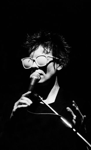 American musician Laurie Anderson performs on stage at Park West, Chicago, Illinois, May 19, 1982. (Photo by Paul Natkin/Getty Images)