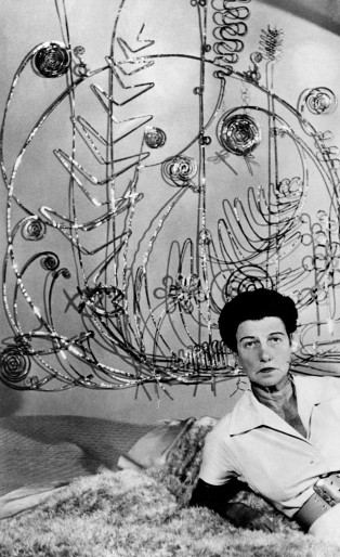(GERMANY OUT) PEGGY GUGGENHEIM (1898-1979). American art collector. Guggenheim under a sculpture by Alexander Calder in 1961. (Photo by ullstein bild/ullstein bild via Getty Images)