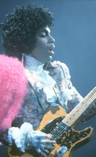 INGLEWOOD, CA - FEBRUARY 19: Prince performs live at the Fabulous Forum on February 19, 1985 in Inglewood, California. (Photo by Michael Ochs Archives/Getty Images)