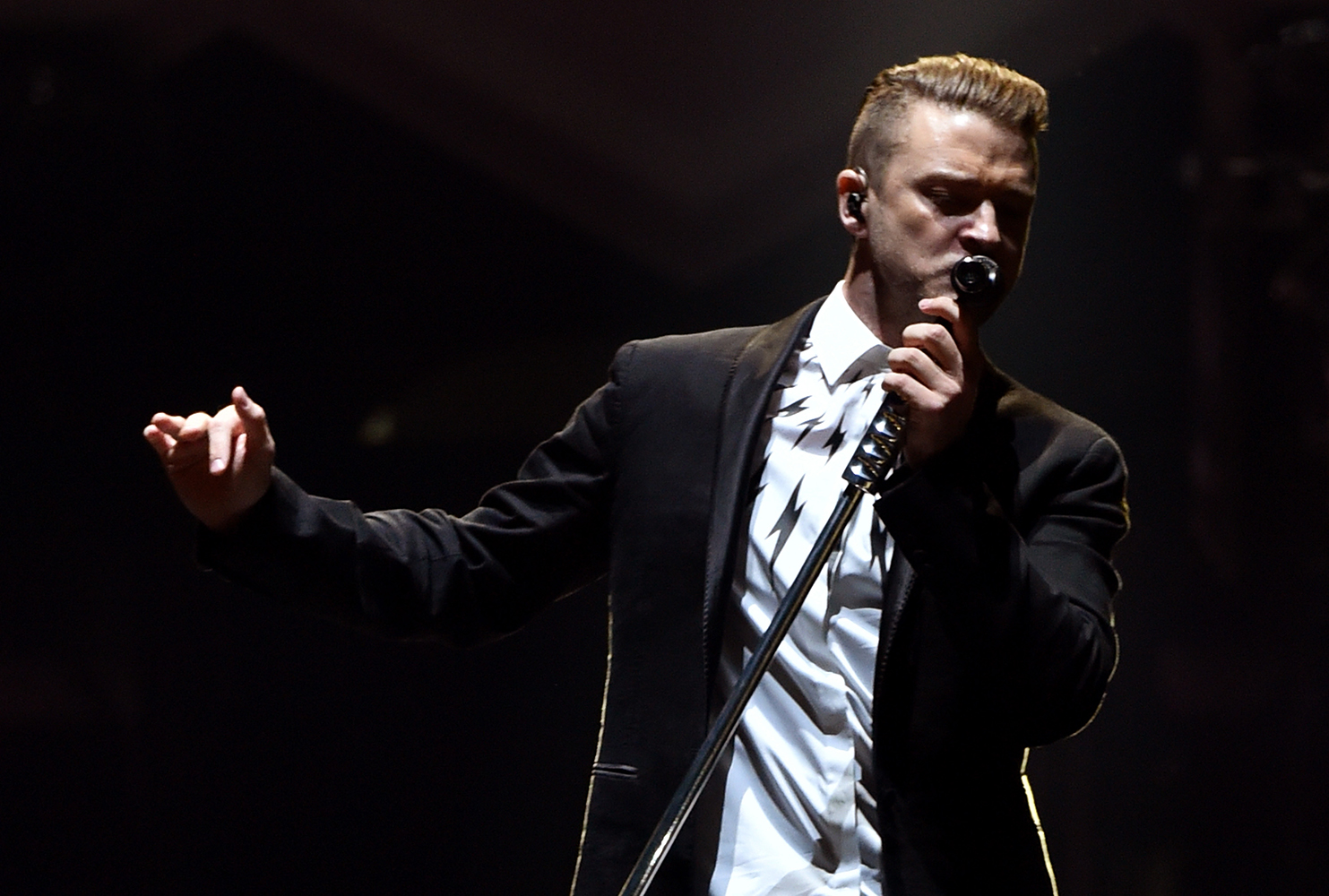 LOS ANGELES, CA - AUGUST 12: Justin Timberlake performs onstage during The 20/20 Experience World Tour at Staples Center on August 12, 2014 in Los Angeles, California. (Photo by Kevin Winter/Getty Images for JT)
