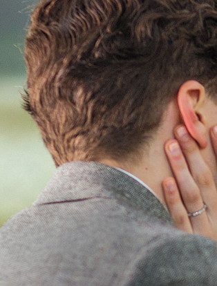 cafe society movie directed by woody allen Jesse Eisenberg and Kristen Stewart kissing