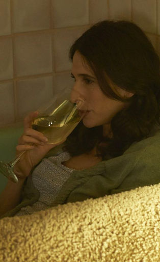 Michaela Watkins drinking wine in a bathtub, causal hulu tv show