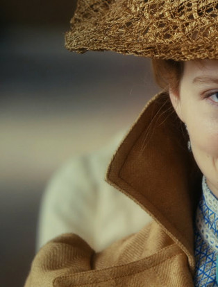 diary of a chambermaid movie, Jeanne Moreau wearing a beige hat and coat, with a blue bowtie