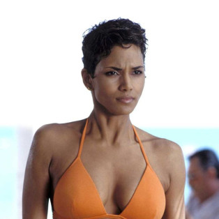 WEST HOLLYWOOD, CA - NOVEMBER 30: Halle Berry poses for a photo during a portrait session in West Hollywood, California on November 30, 2010. (Photo by Munawar Hosain/Fotos International/Getty Images) Reproduction by American tabloids is absolutely forbidden.