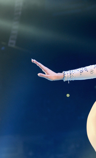 miley cyrus win white leotard, singing on the bangerz tour