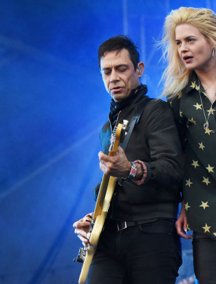 the kills, Alison Mosshart and guitarist Jamie Hince performing on stage