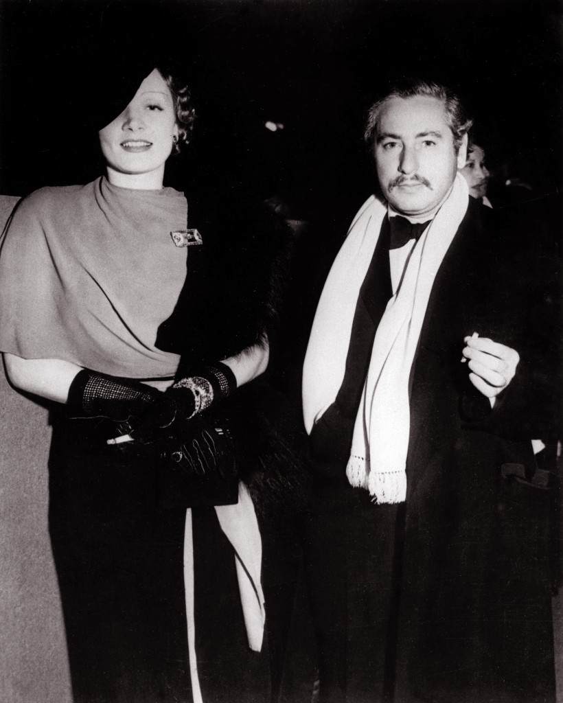 UNITED STATES - OCTOBER 26: Marlene Dietrich and Josef von Sternberg on arrival at the Chinese Theatre in Hollywood. Los Angeles. Photographie. 26. Oktober 1933. (Photo by Imagno/Getty Images)