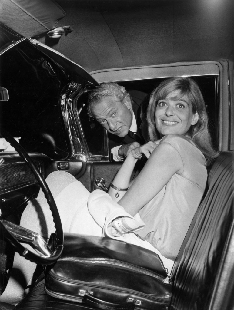 Le r?alisateur Jules Dassin et l'actrice Melina Mercouri ? leur retour d'Ath?nes, circa 1960 en France. (Photo by Keystone-FranceGamma-Rapho via Getty Images)
