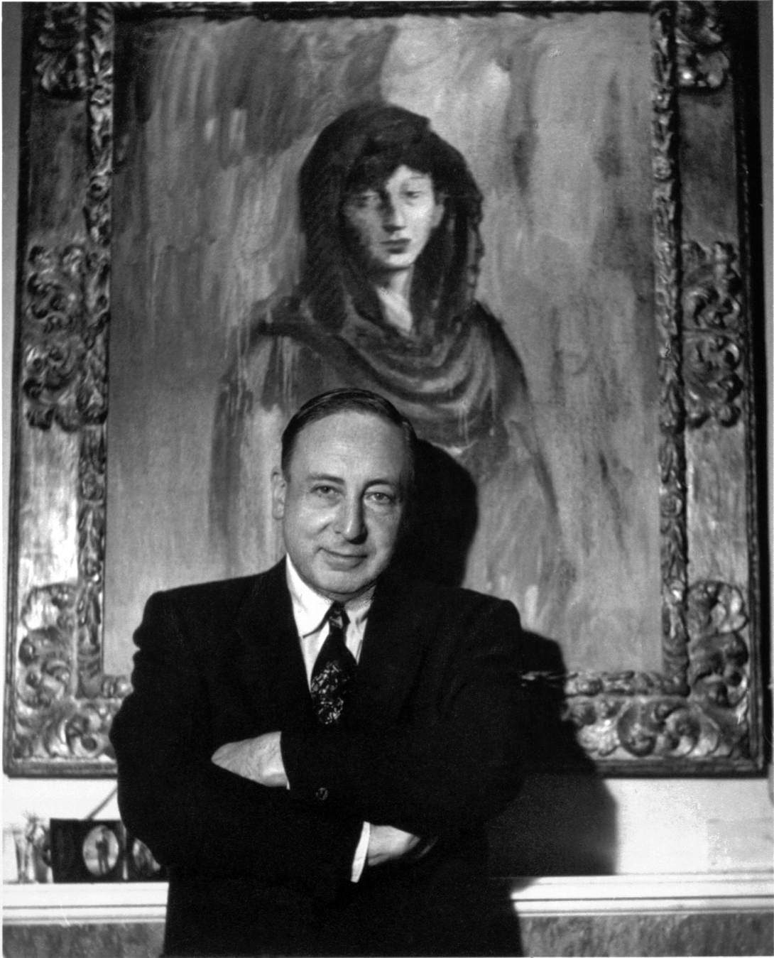 Justin K. Thannhauser in his private residence, New York, November 1957, with Pablo Picasso’s Fernande With a Black Mantilla (1905–06), Solomon R. Guggenheim Museum). Courtesy ZADIK.
