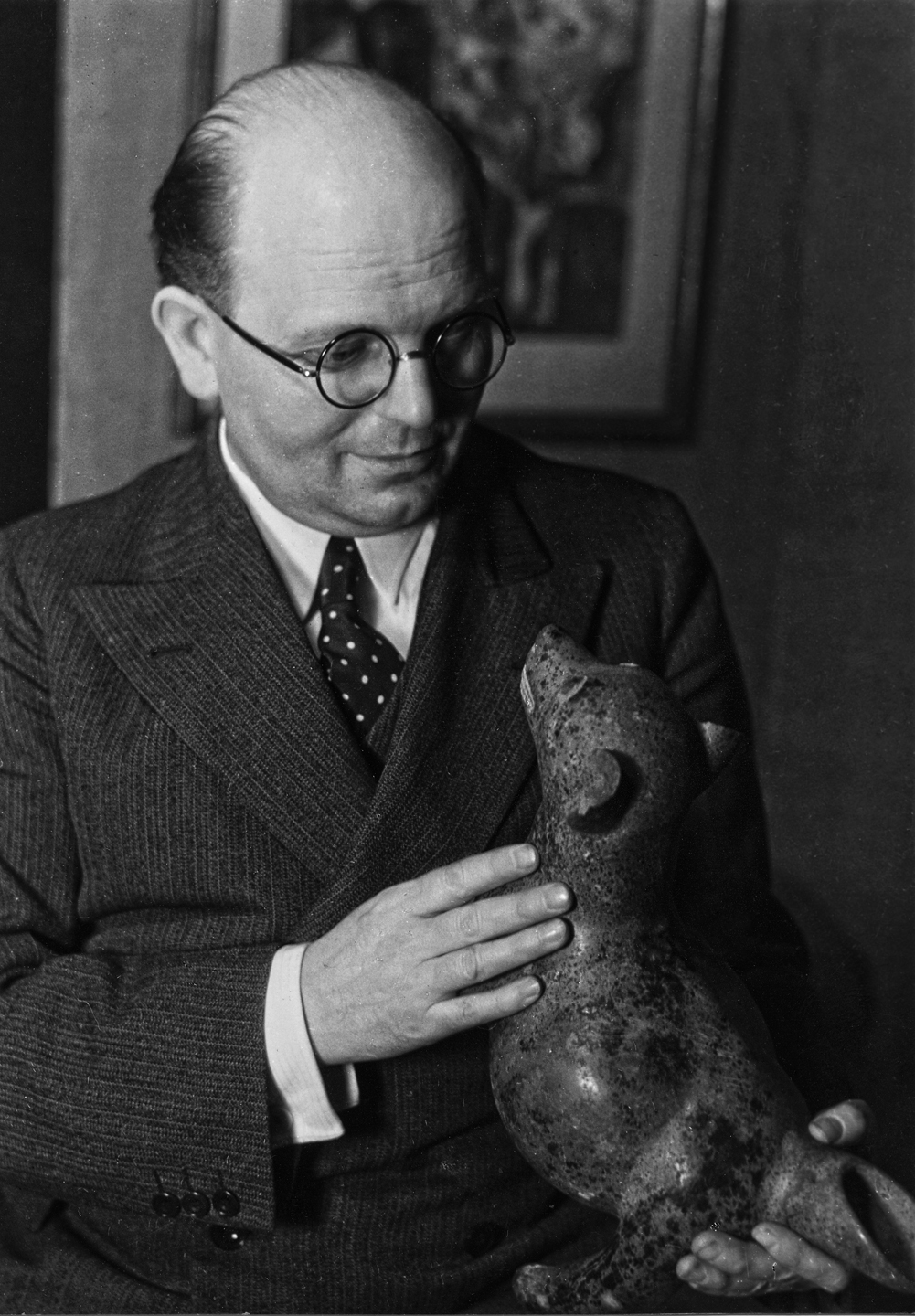 Karl Nierendorf holding a Mexican sculpture, 1934. Courtesy Solomon R. Guggenheim Foundation, New York.