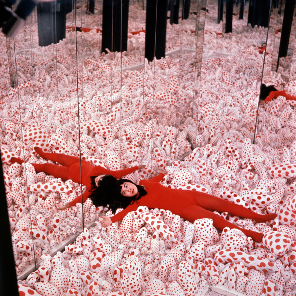 Installation view of Infinity Mirror Room—Phalli’s Field by Yayoi Kusama (1965) in Floor Show, Castellane Gallery, New York, 1965. Sewn stuffed cotton fabric, board, and mirrors. Courtesy of Ota Fine Arts, Tokyo/Singapore; Victoria Miro, London; David Zwirner, New York.