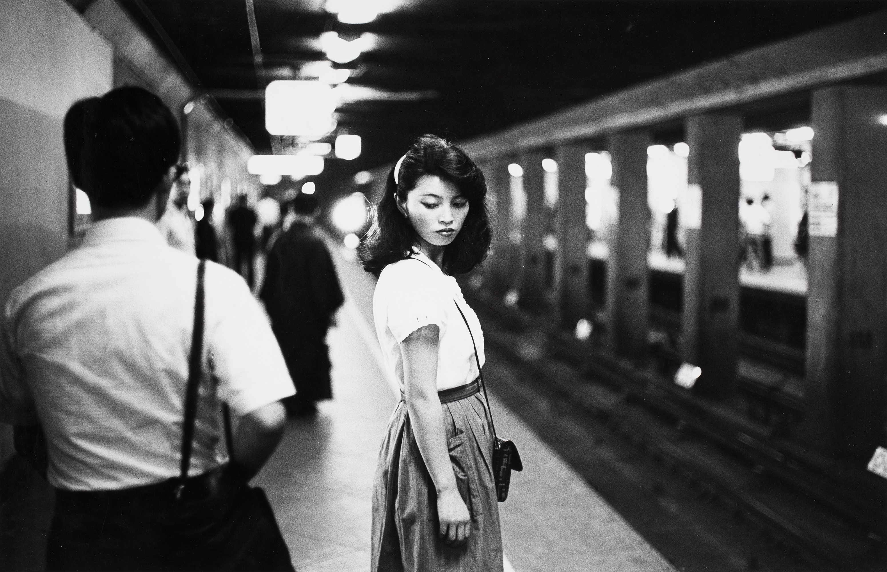 Girl in the subway, Tokyo (1984) by Ed van der Elsken. Nederlands Fotomuseum / © Ed van der Elsken / Collection Stedelijk Museum Amsterdam.