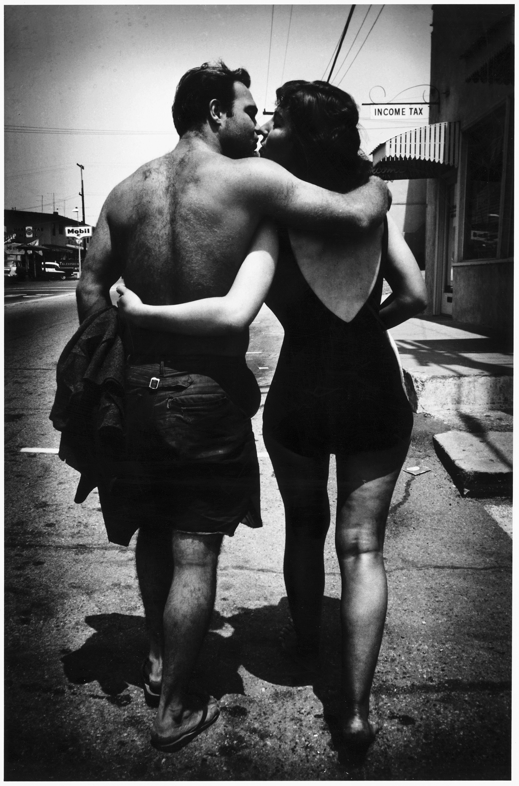 Couple in swimmingclothes, Los Angeles, United States of America (1960) by Ed van der Elsken. Nederlands Fotomuseum / © Ed van der Elsken / Leiden University Library. Special Collections.