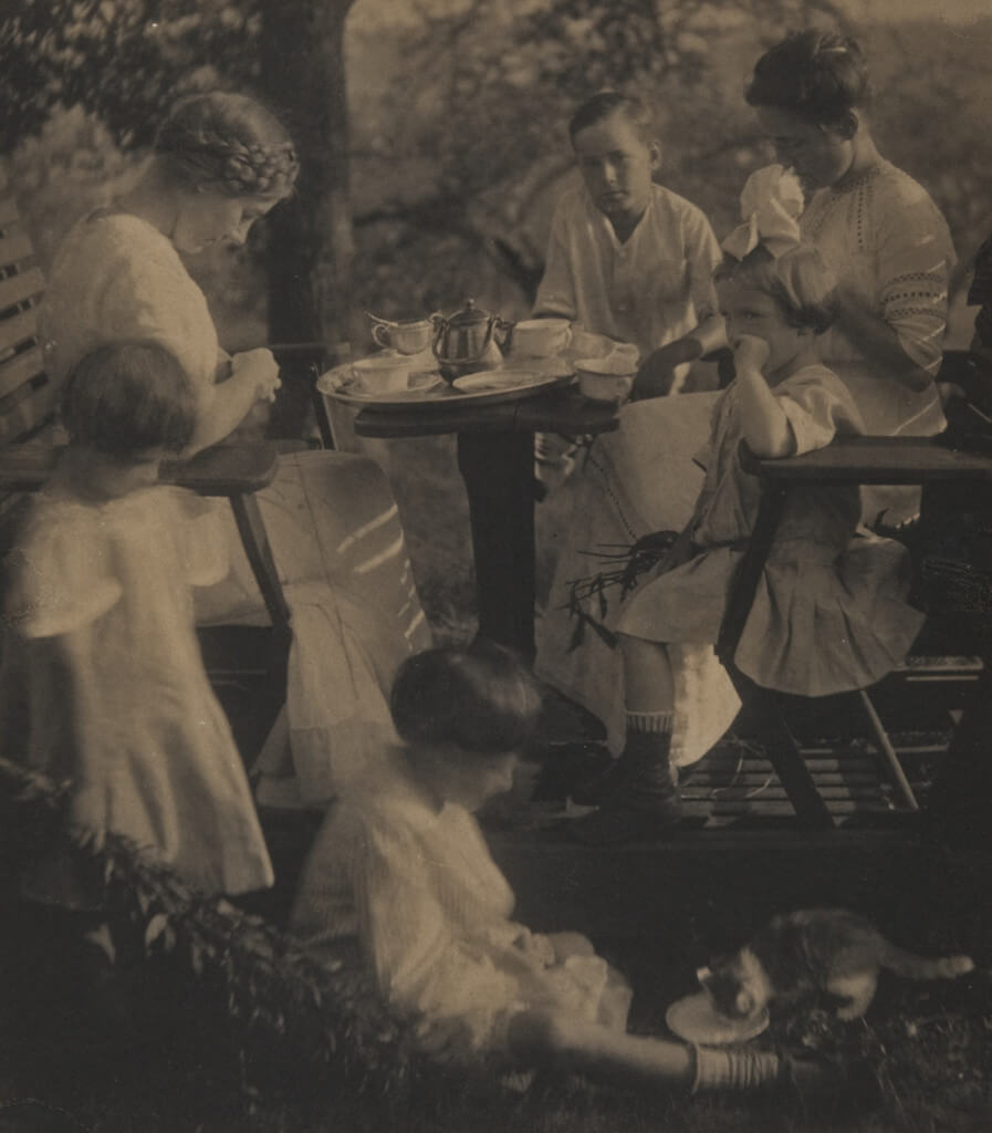 Family Group, (c. 1910). Photo by Gertrude Käsebier. Platinum print, Image and sheet: 9 1/16 x 7 13/16 inches. Philadelphia Museum of Art, Gift of William Innes Homer, 1986. Philadelphia Museum of Art.