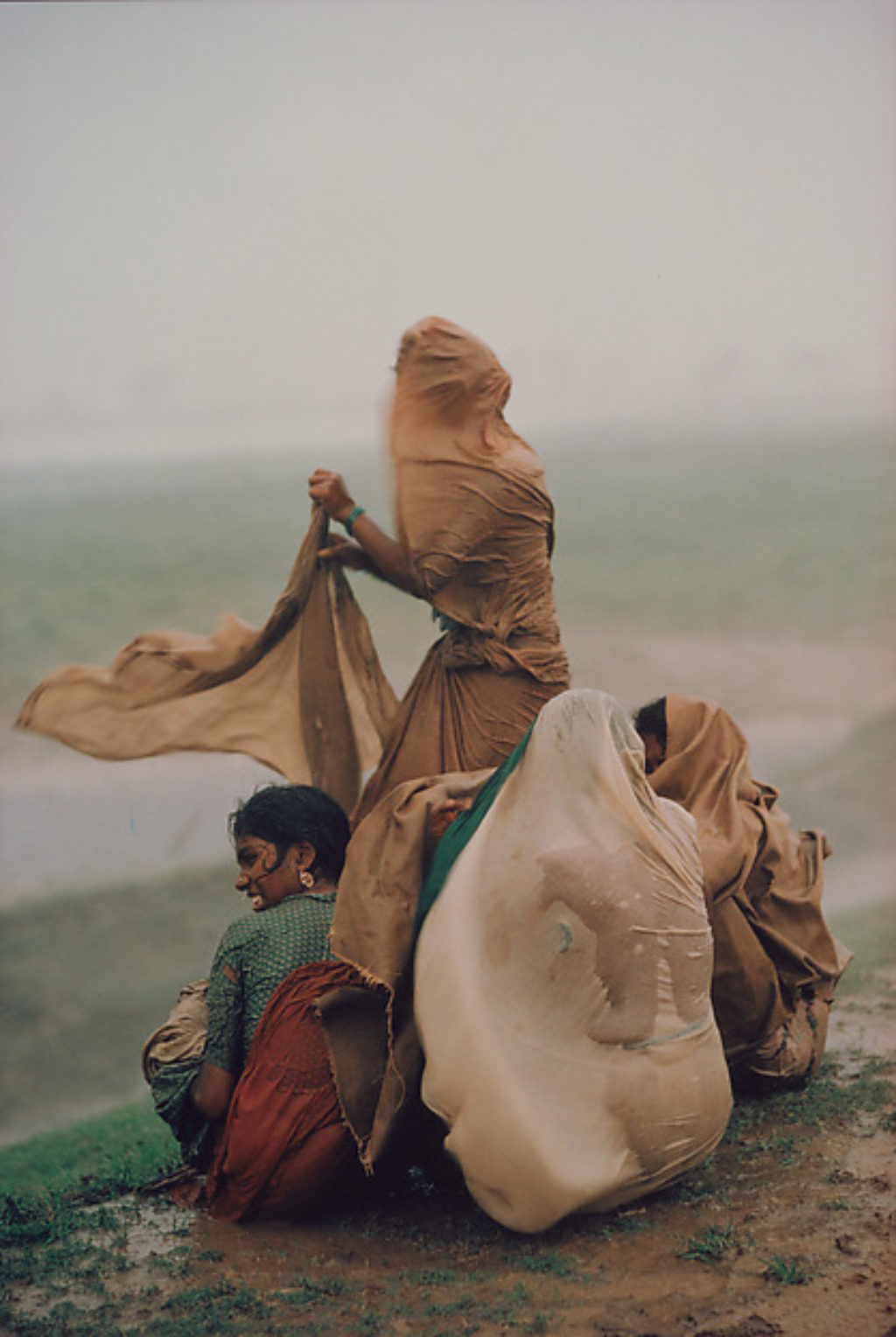 Raghubir Singh photography of women caught in monsoon rains shot in India in 1967
