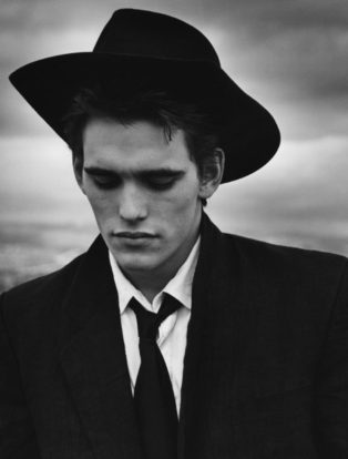 matt-dillon wearing a hat and suit