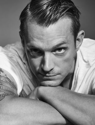 Altered Carbon Joel Kinnaman Glam Shot