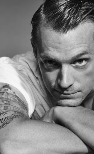 Altered Carbon Joel Kinnaman Glam Shot