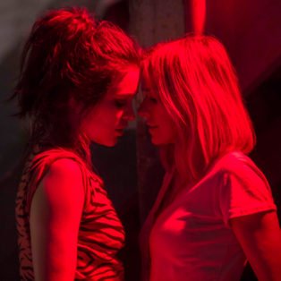 Naomi Watts in a TV Kiss with one of her female patients in tv show Gypsy