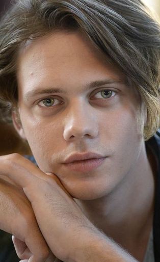 Bill Skarsgard Castle Rock Stephen King Hulu