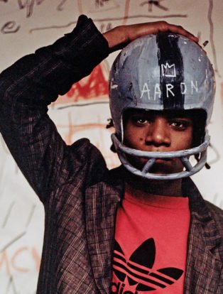 Header_Schirn_Presse_Basquiat_Jean-Michel_Basquiat_wearing_an_American_football_helmet_1981