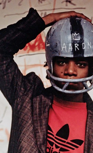 Header_Schirn_Presse_Basquiat_Jean-Michel_Basquiat_wearing_an_American_football_helmet_1981