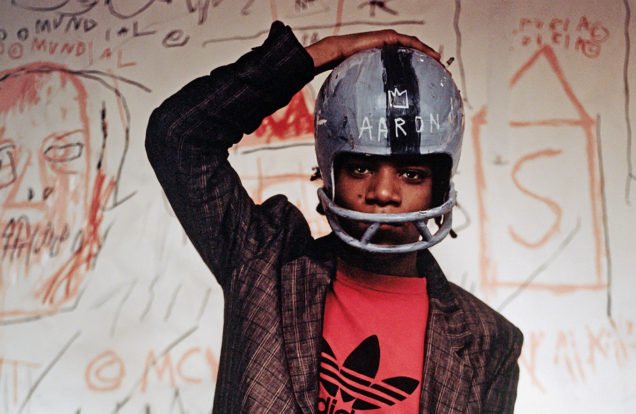 Header_Schirn_Presse_Basquiat_Jean-Michel_Basquiat_wearing_an_American_football_helmet_1981