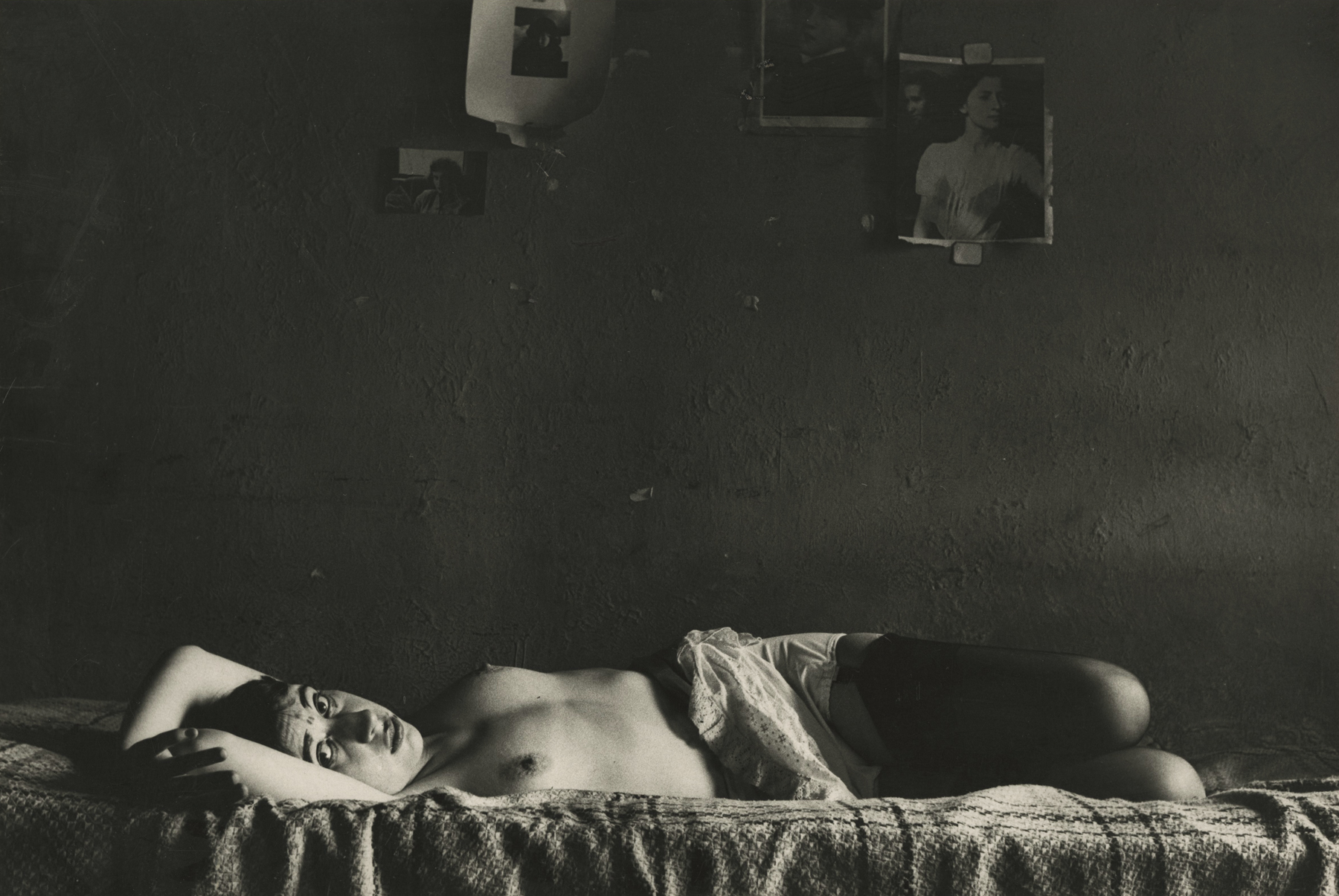 Saul Leiter woman lying on bed nude