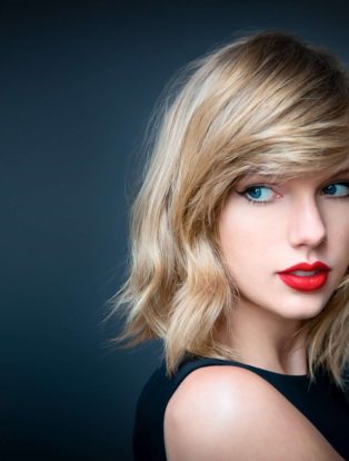 taylor swift glancing back