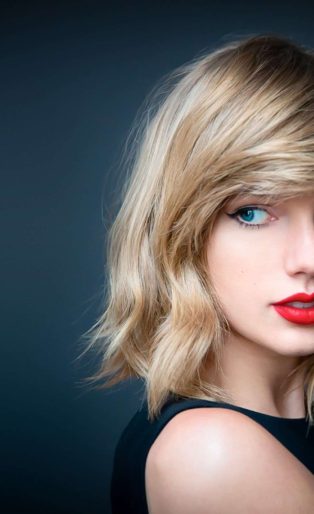 taylor swift glancing back