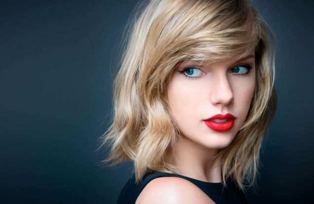 taylor swift glancing back