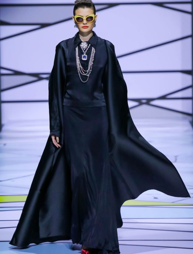 runway model in large sunglasses and black garb-contemporary-muslim-fashions-de-young-museum