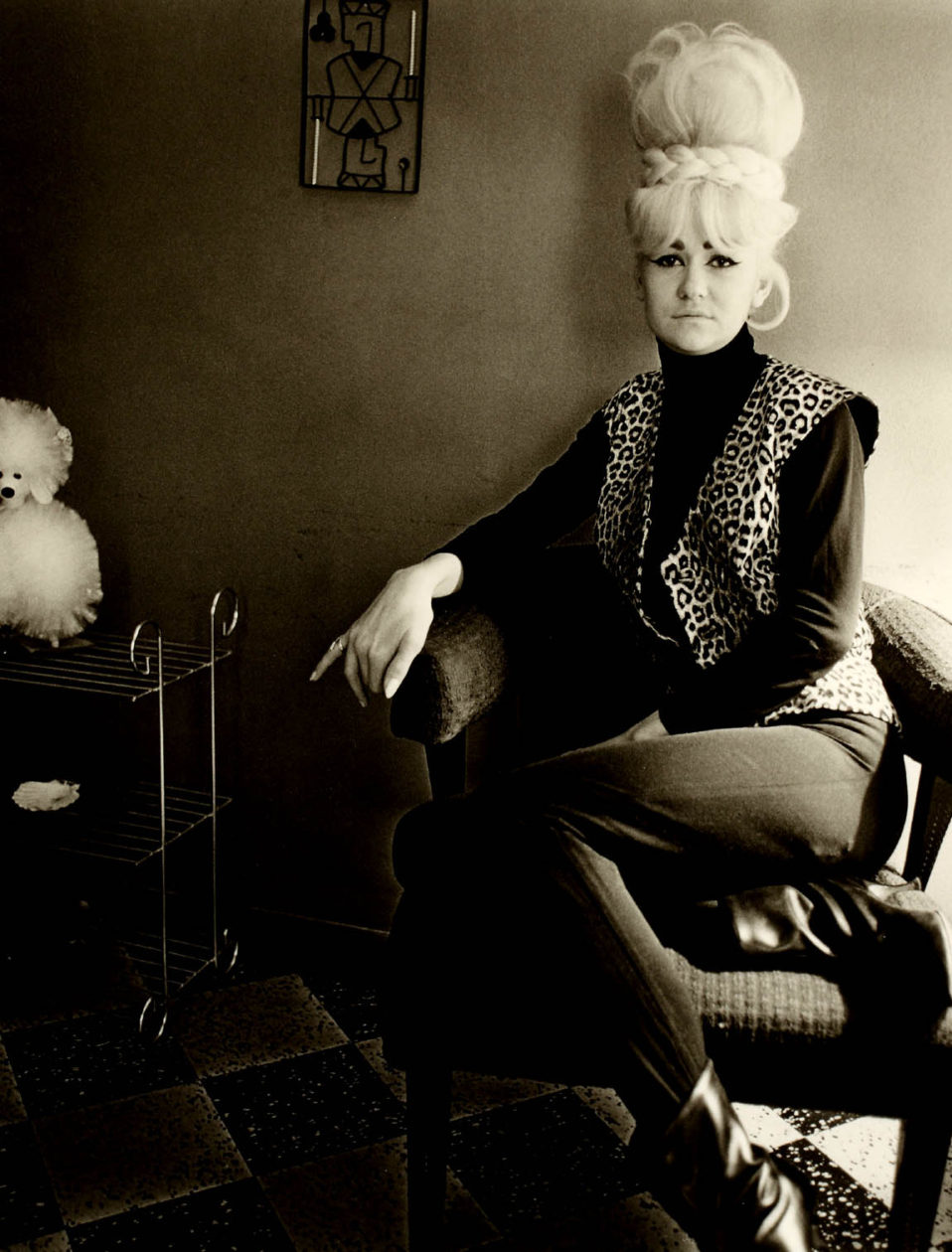 diane-arbus-image-of-a-woman-with-a-blonde-bouffant-leoparrd-vest-next-to-a-poodle