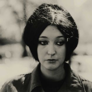 Diane Arbus photo of a woman in NYC wearing eyeliner