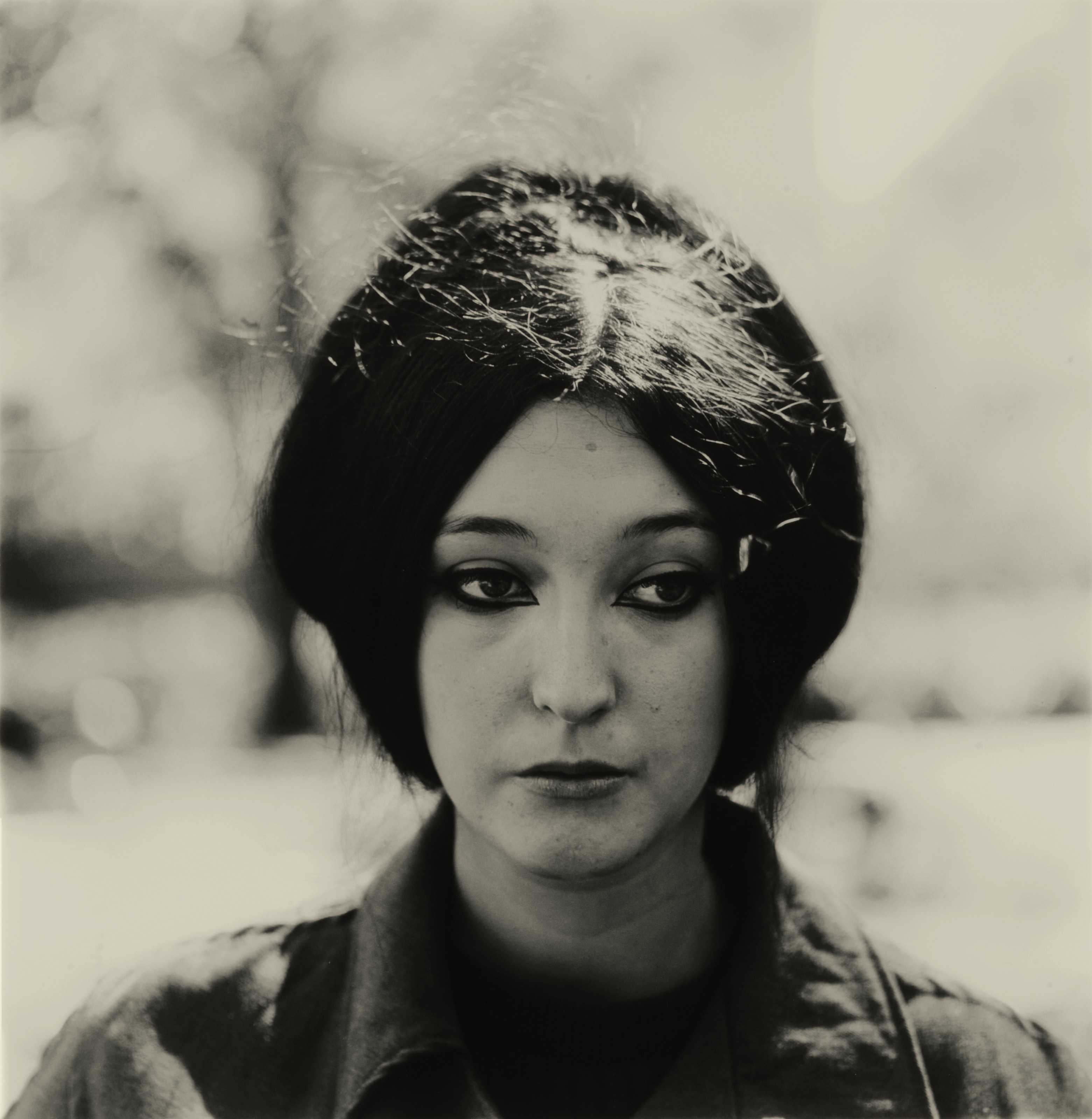 Diane Arbus photo of a woman in NYC wearing eyeliner