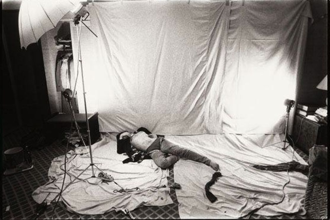 keith richards resting on photography set with annie leibovitz