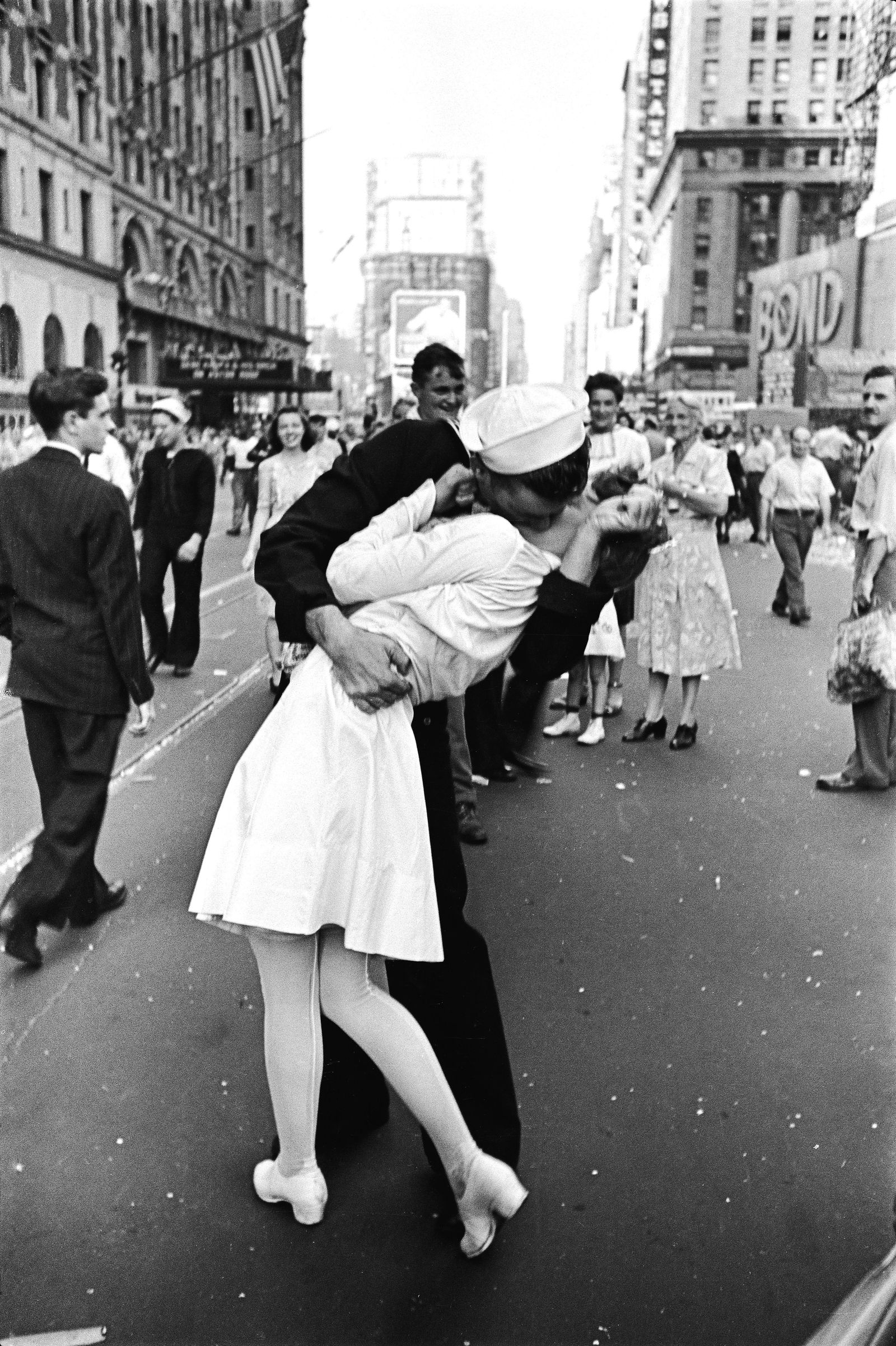 soldier kisses woman in times square 1940s wwii