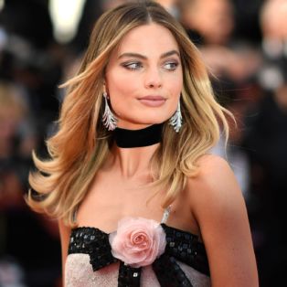 Margot-Robbie-Chanel-Red-Carpet-Outfit-Cannes-2019