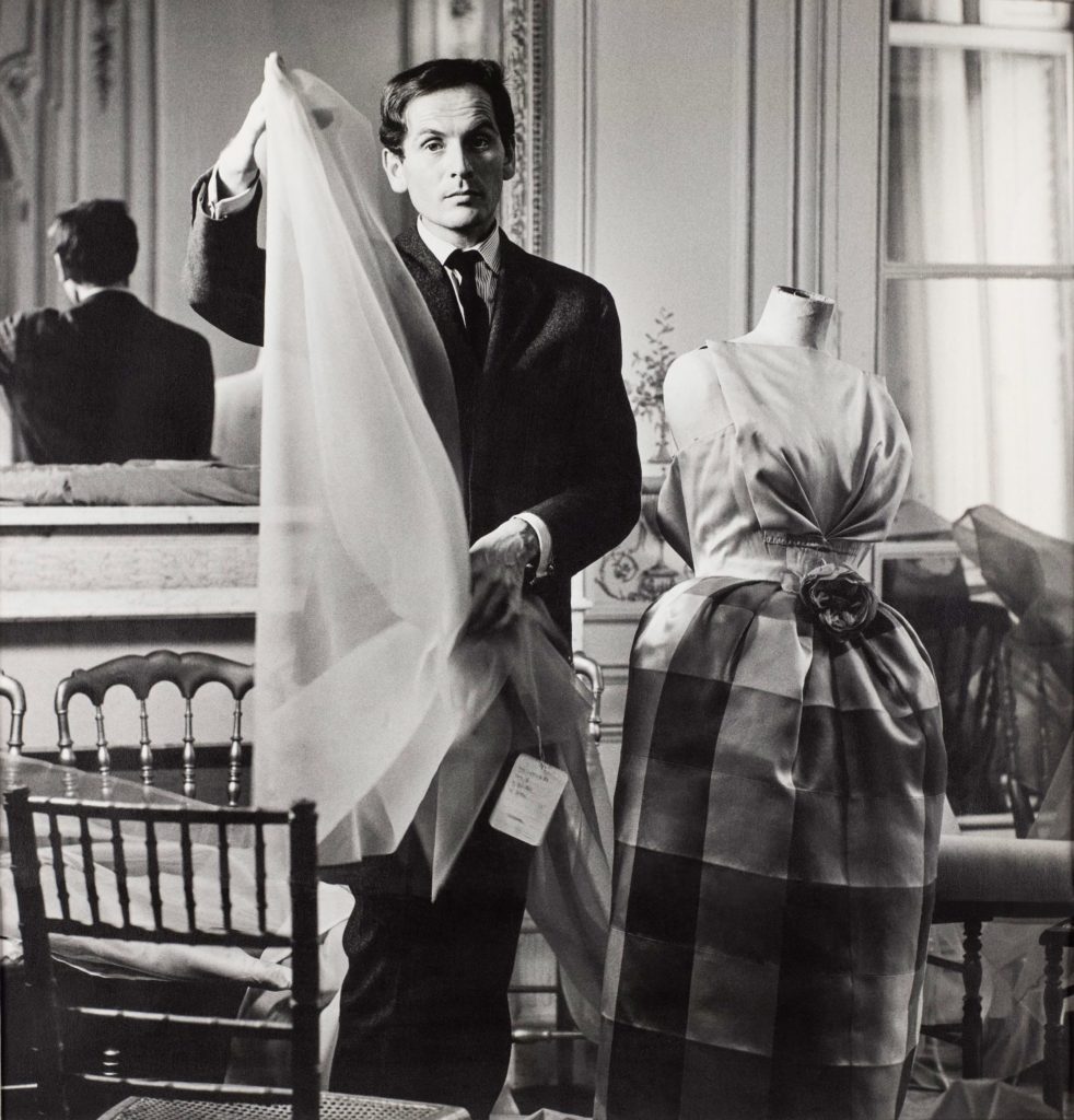 Pierre-Cardin-in-his-atelier-1957