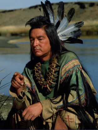 Original Film Title: DANCES WITH WOLVES. English Title: DANCES WITH WOLVES. Film Director: KEVIN COSTNER. Year: 1990. Stars: GRAHAM GREENE. Credit: ORION PICTURES / Album