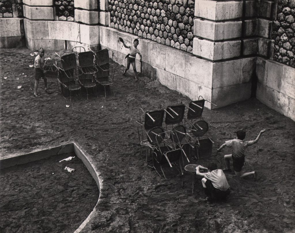 La guerre aux pied du "Sacre Coeur," by Sabine Weiss; courtesy of Keith de Lellis Gallery