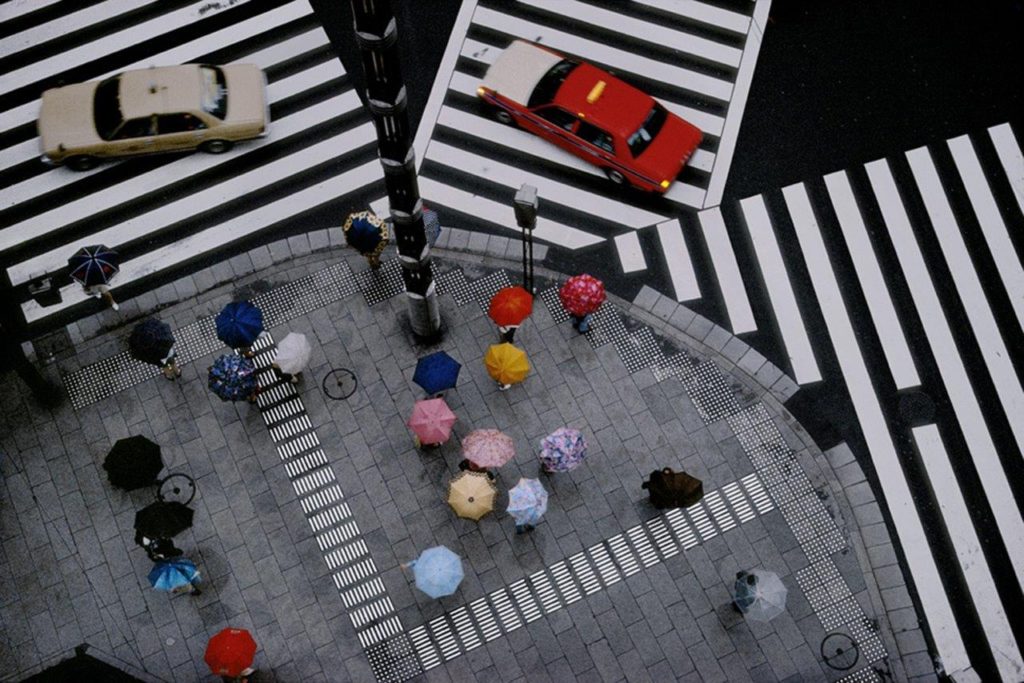 Crossing in the Ginza district, Tokyo, Japan ©Harry Gruyaert Courtesy of Howard Greenberg Gallery