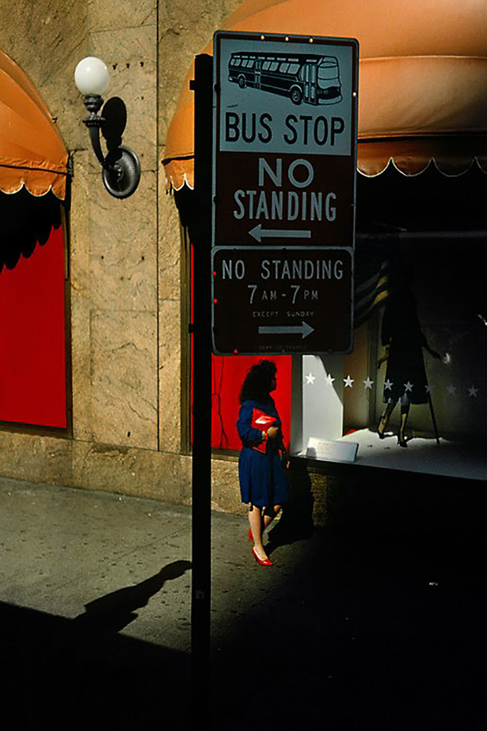 Bus Stop USA, NYC, 1985 ©Harry Gruyaert Courtesy of Howard Greenberg Gallery