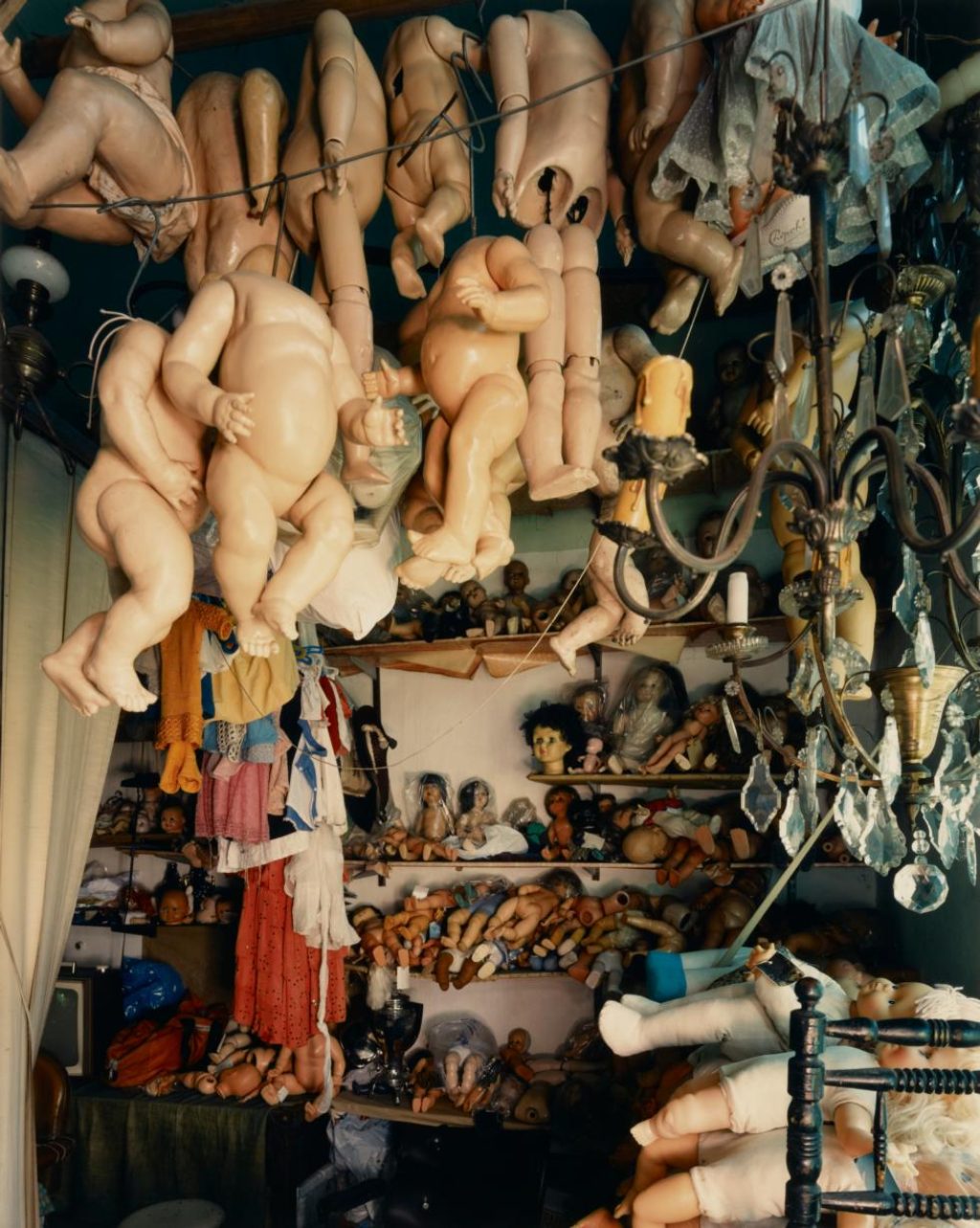 Jim Dow Doll Repair Shop Window, Buenos Aires, Argentina, 1990 © Jim Dow